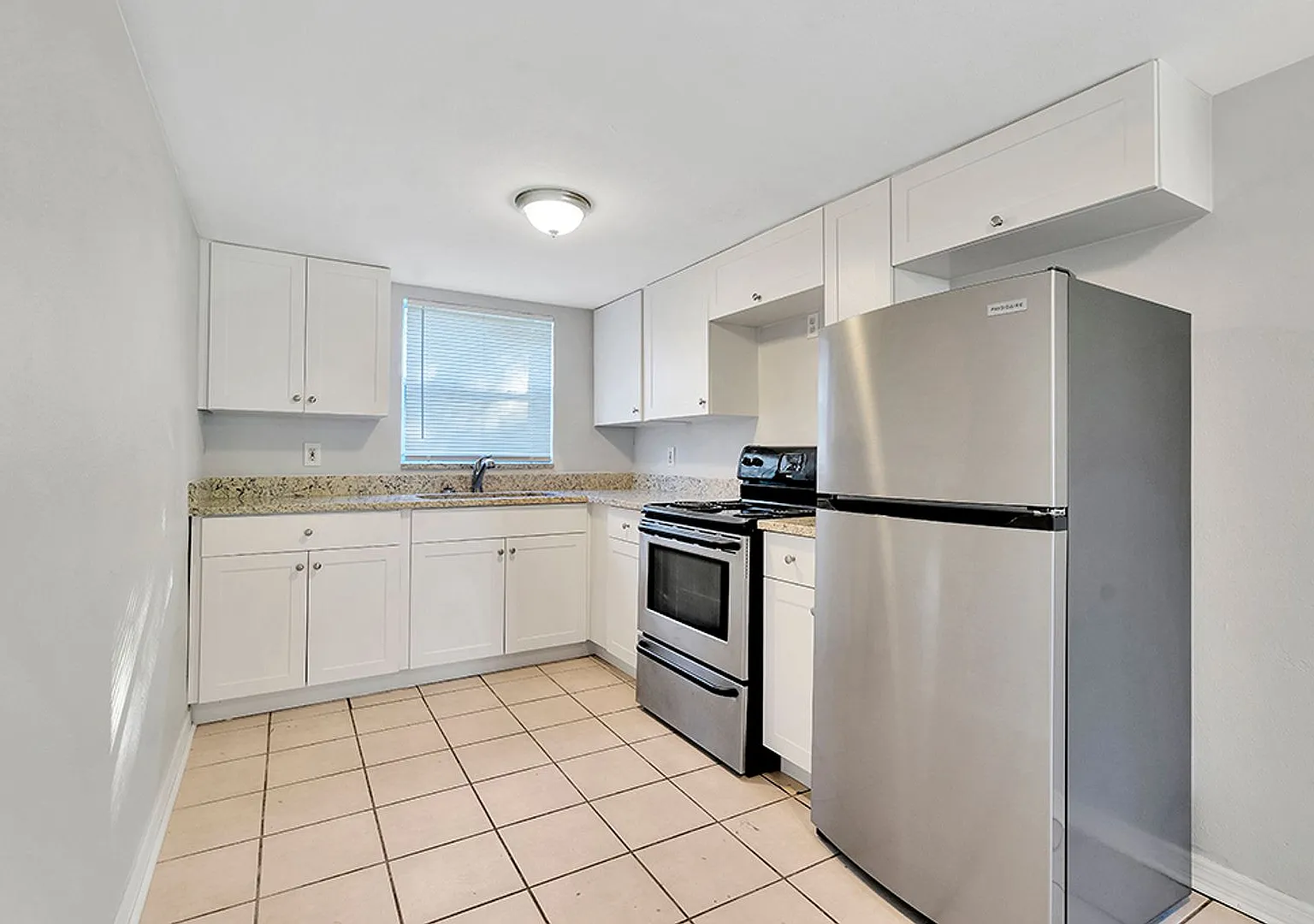 Kenwood - Renovated 1 & 2 Bedrooms — Photo 3