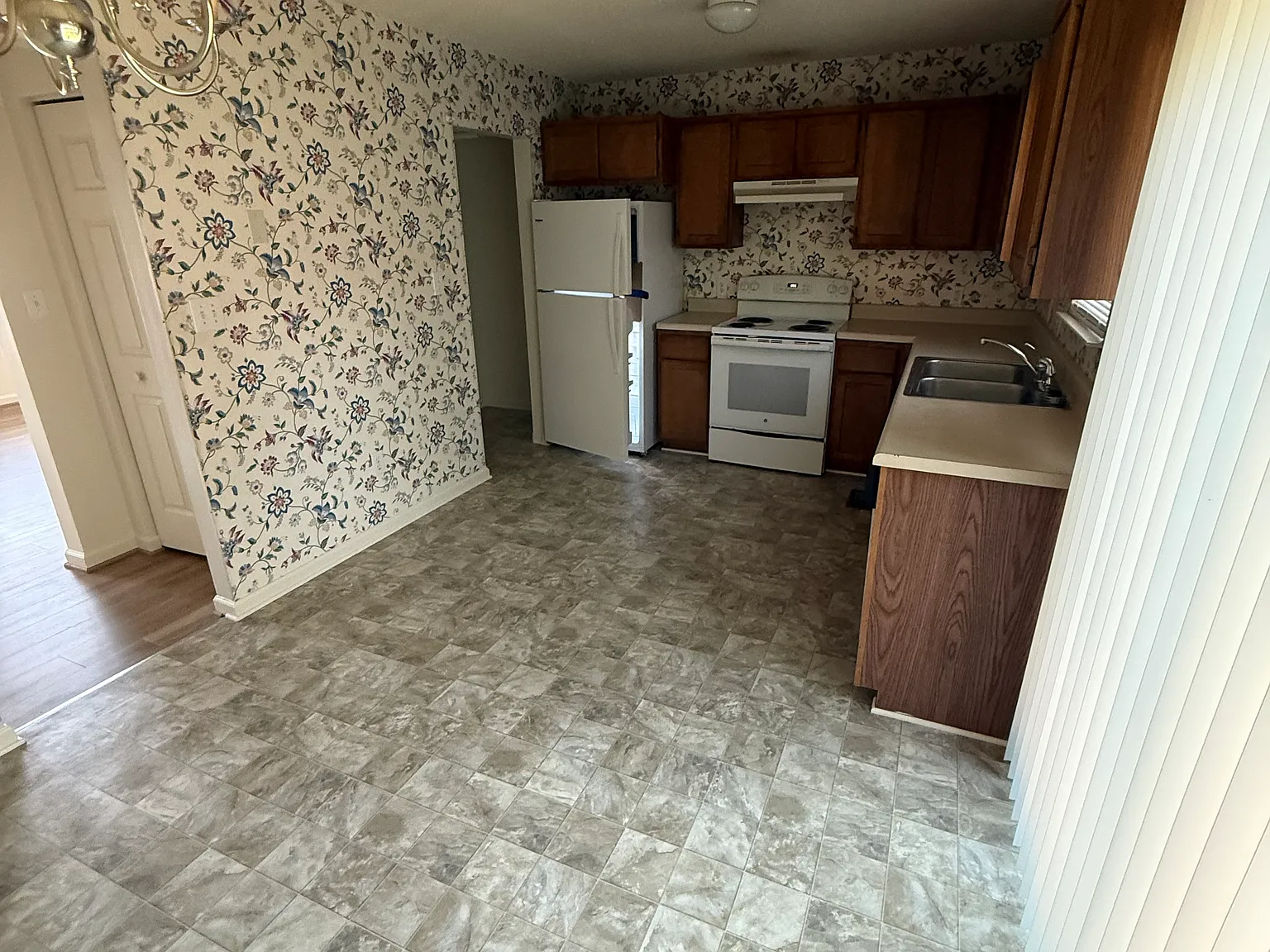 2 bed, 1.5 bath, 1008 sqft, $900 — Photo 3