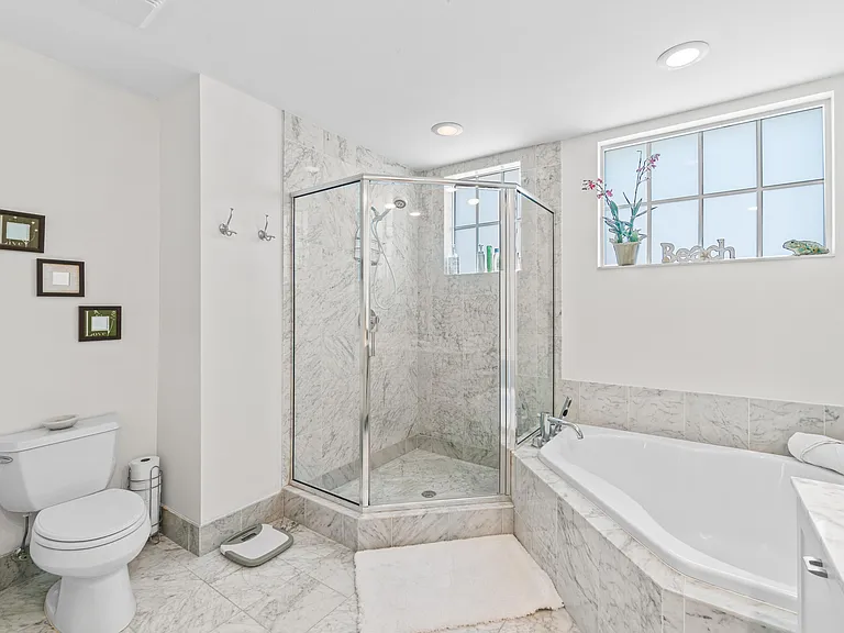 225 NE 1st St #207 — Photo 26