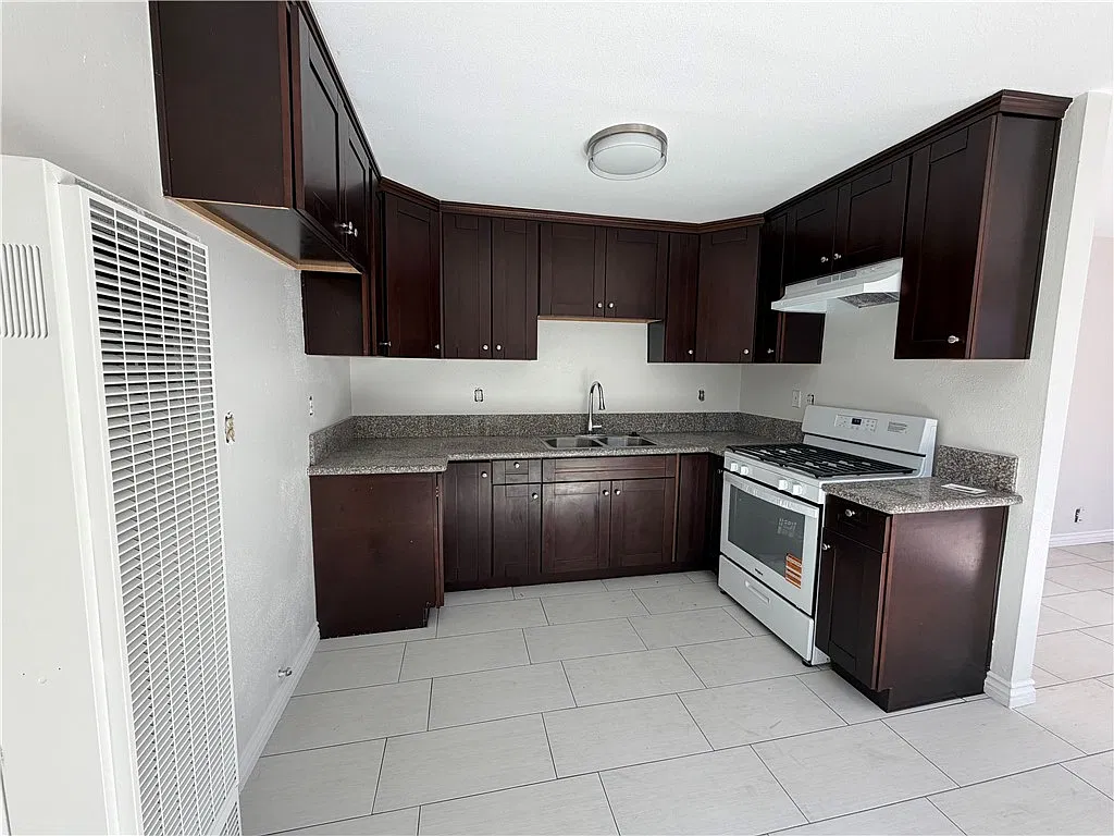 3 bed, 2.5 bath, 1169 sqft, $3,200 — Photo 3