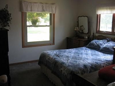 5th image of 1129 Carrousel Dr E
