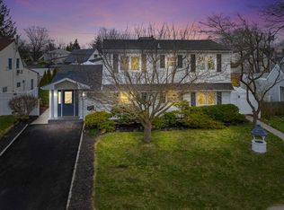125 Gun Ln, Levittown, NY 11756
