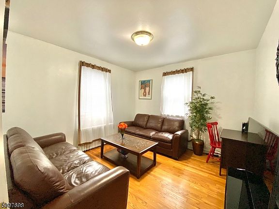 3rd image of 8-19 Lake St #2X-2
