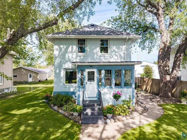211 4th St, Proctor, MN 55810