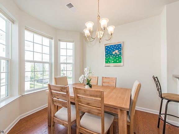 4th image of 7 Dahlia Ln