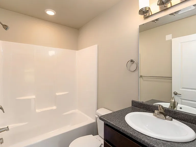 One Month Free, Broadway Station Apartments — Photo 8