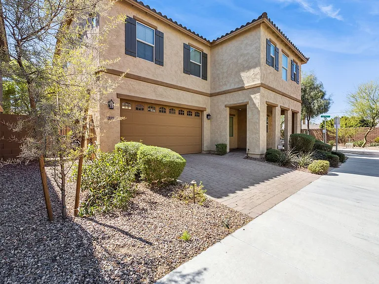 211 E Brinley Dr — Photo 3