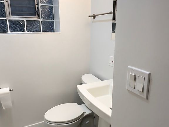 3rd image of 3308 N Clifton Ave #1F
