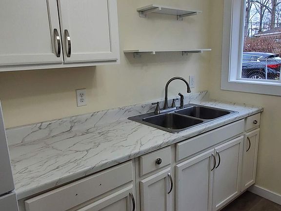 plenty of kitchen storage/counters