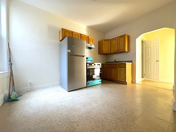 4th image of 361 Irving Ave APT 3A