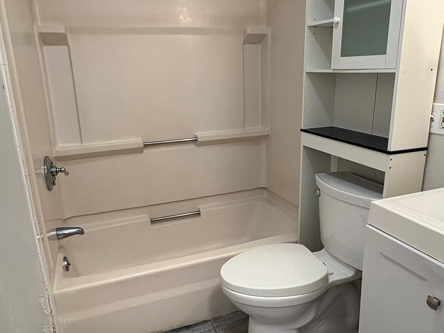 3 bed, 1000 sqft, $3,000 — Photo 3