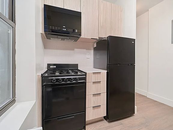 3rd image of 208 E 6th St #7