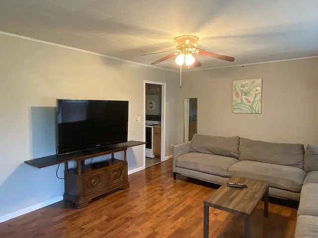 3 bed, 1.0 bath, 1200 sqft, $1,500 — Photo 3