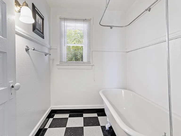 1 Bedroom with den close to SW! Walking distance to Providence Park! — Photo 35