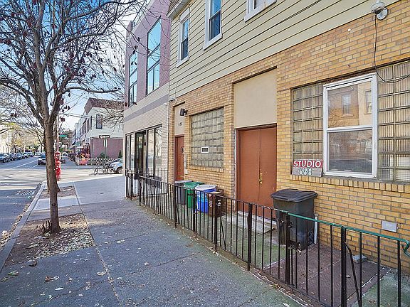 3rd image of 688 Woodward Ave
