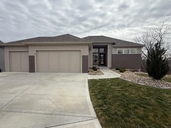 13426 Terrace Park Dr, Parkville, MO 64152