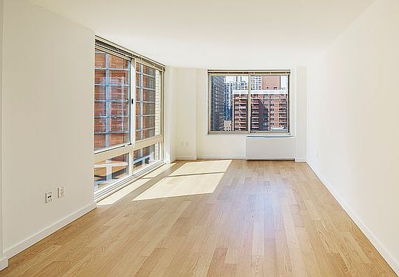 4th image of 260 W 54th St APT 33H