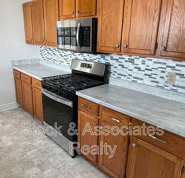 1204 Forest Acres Cir — Photo 3