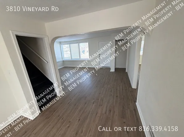3810 Vineyard Rd, Kansas City, MO 64128