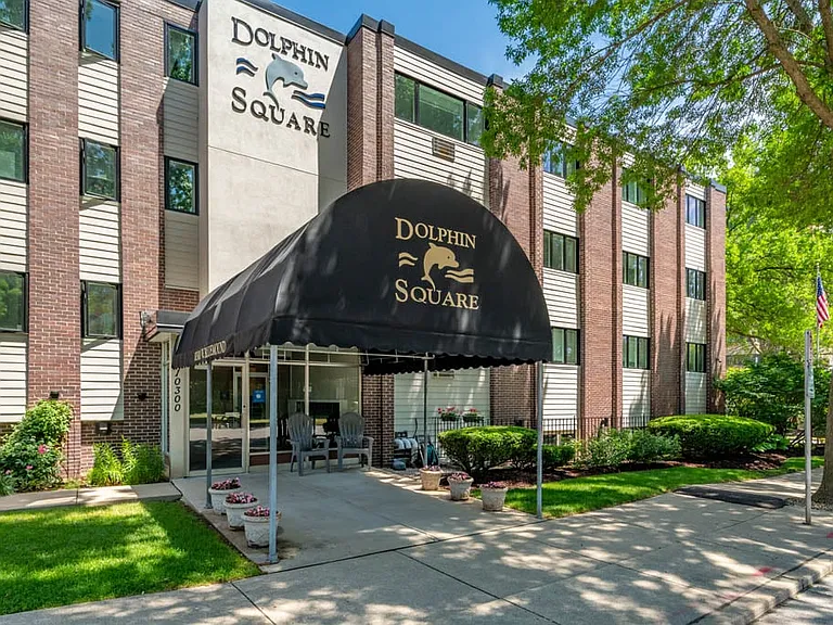 Dolphin Square Apartments — Photo 5