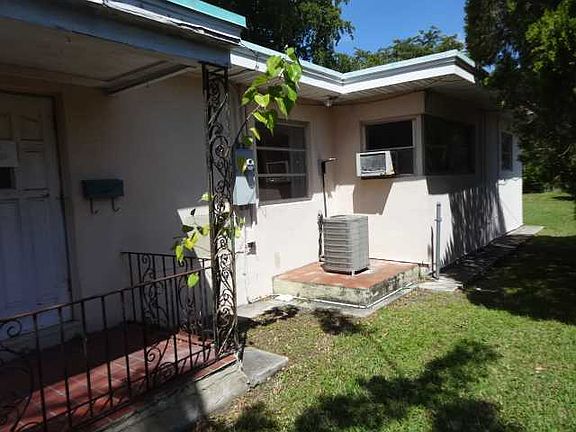 3rd image of 2125 NE 124th St