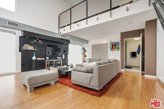 7062 Hawthorn Ave #305 — Photo 5