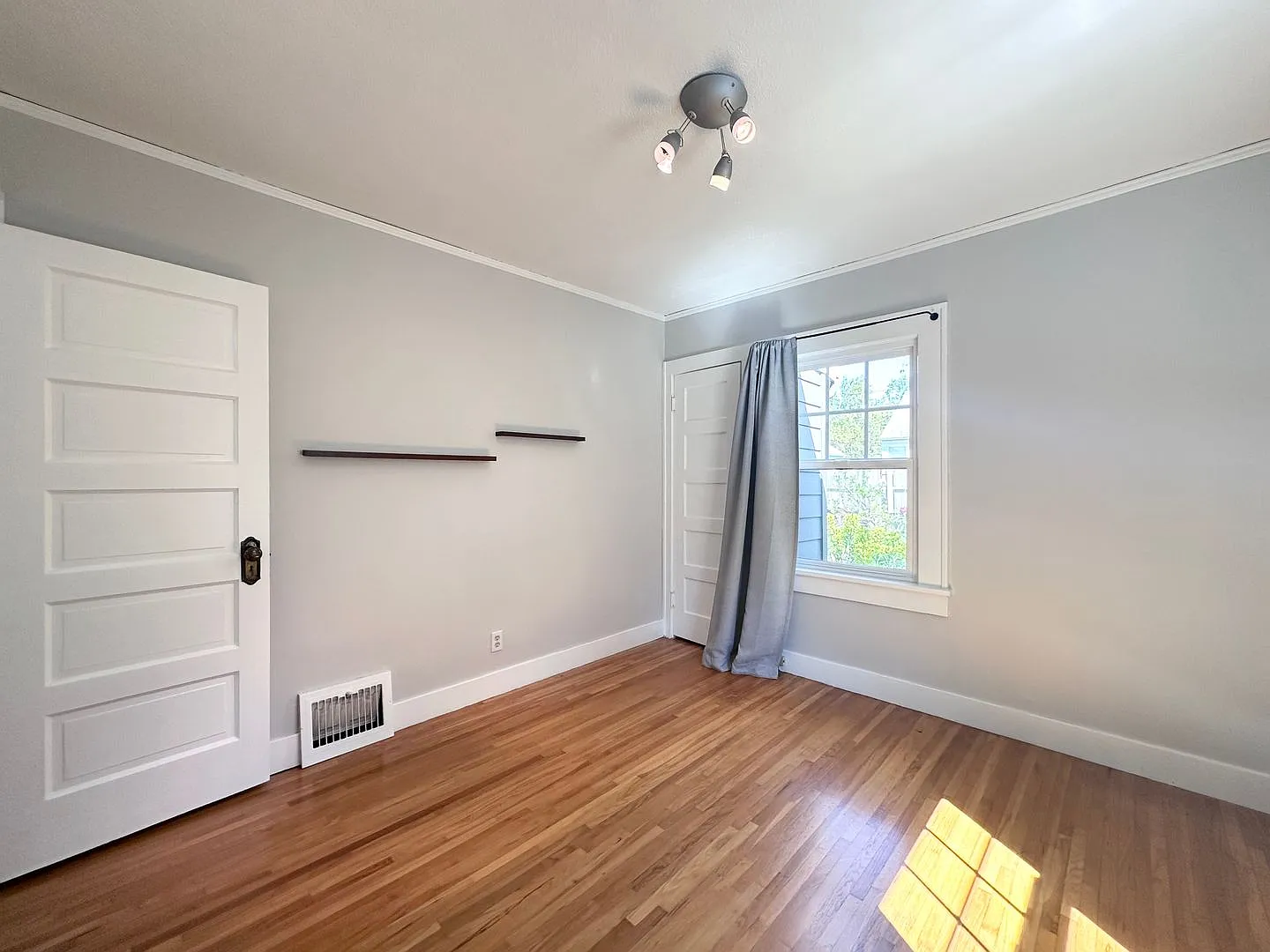 Charming 3 Bed 2 Bath home in Rose City Park Neighborhood! — Photo 3