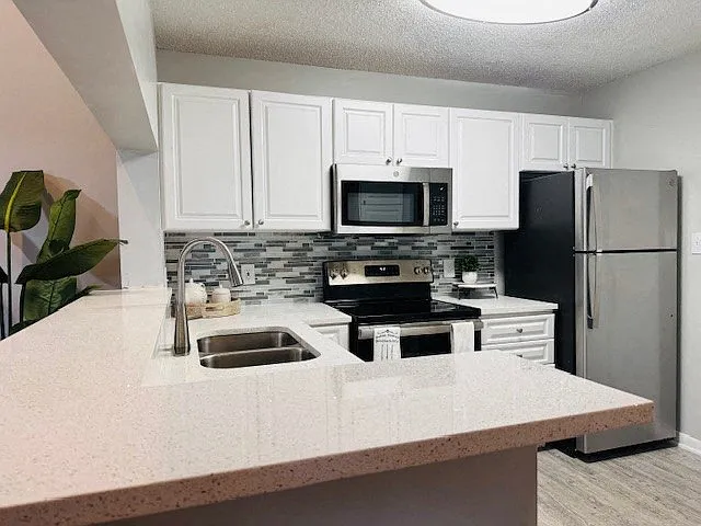 Country Club Lakes Apartments — Photo 14