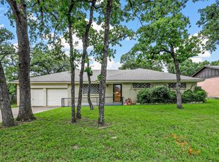 200 W Mistletoe Dr, Kennedale, TX 76060