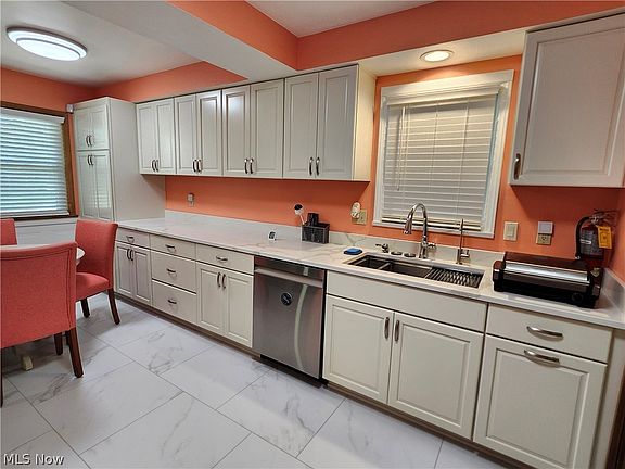 3rd image of 27061 Shoreview Ave