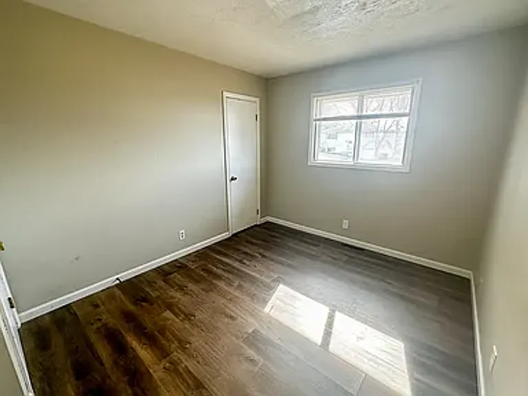 5611 S 113th St — Photo 21