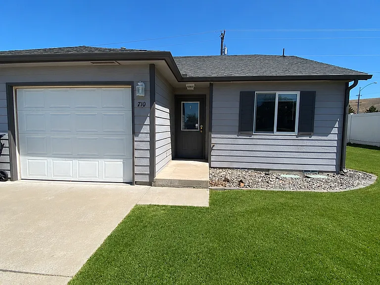 708 Eastgate Dr — Photo 1