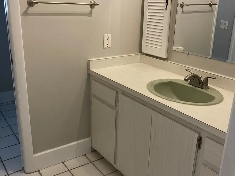 Guests' bath with single vanity