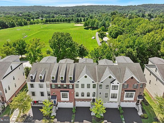 3rd image of 30 Parkview Cir
