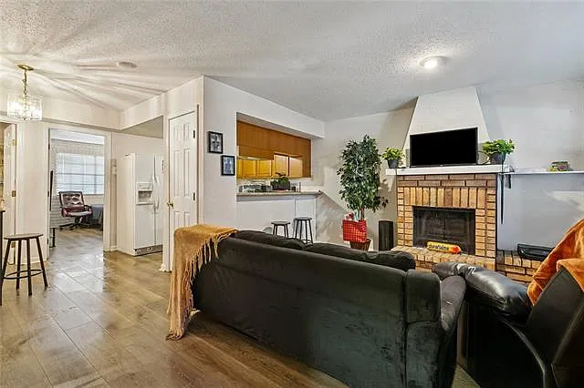 1 bed, 1.0 bath, 651 sqft, $1,300 — Photo 3