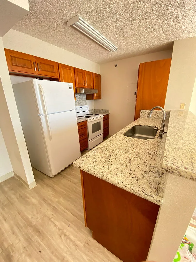 2br/2ba/2pkg(Assigned) Condo In 1450 Young St. #1902 — Photo 3