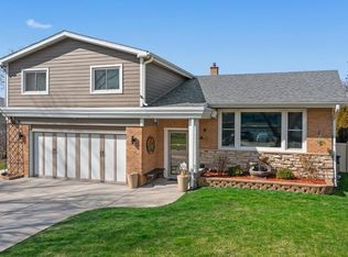 1816 E Basswood Ln, Mount Prospect, IL 60056