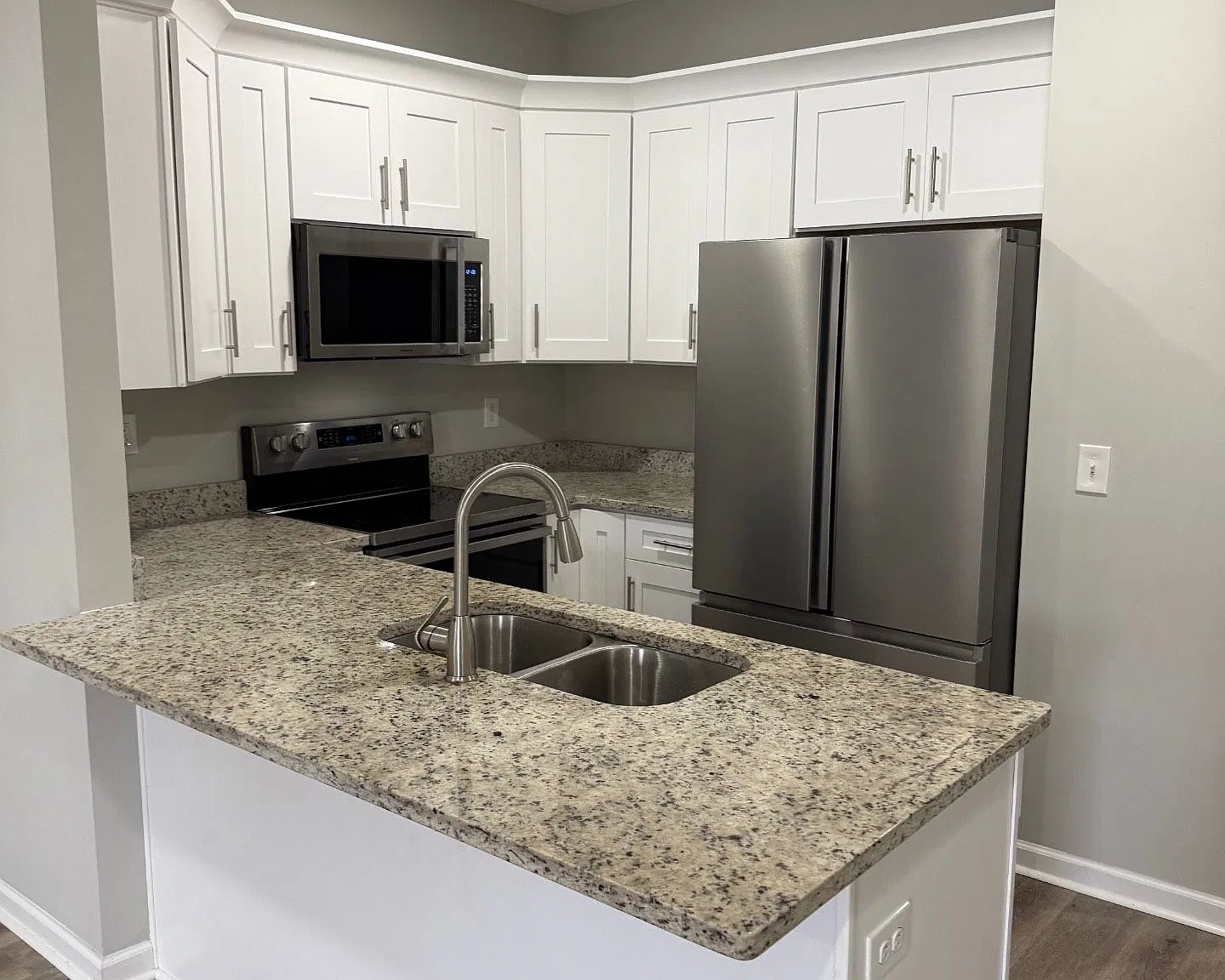 9 Bedroom/9 Bathroom Triplex Close To Campus. 2024 Construction. Pre-Leasing for 2027-28 School Year — Photo 4