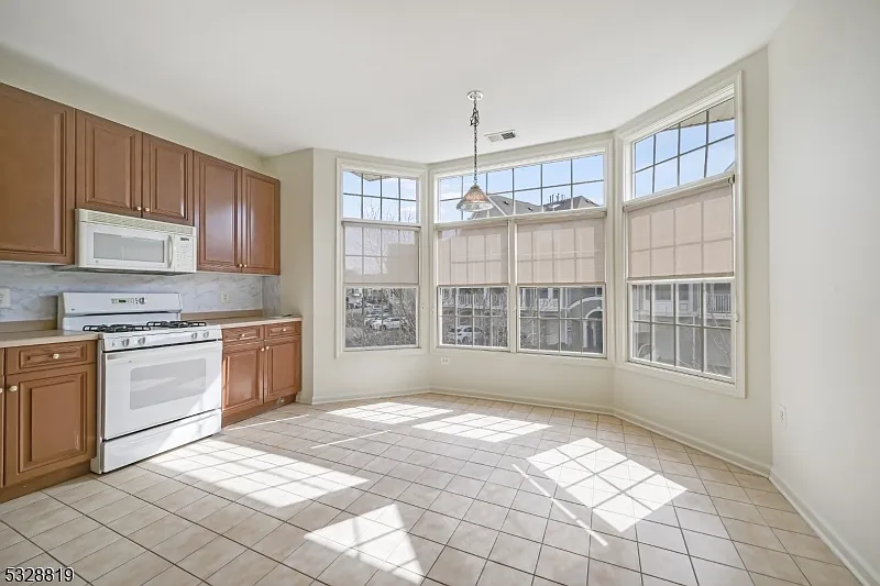2 bed, 2.5 bath, 2203 sqft, $4,400 — Photo 4