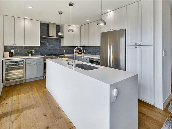3rd image of 220 Glenview Dr