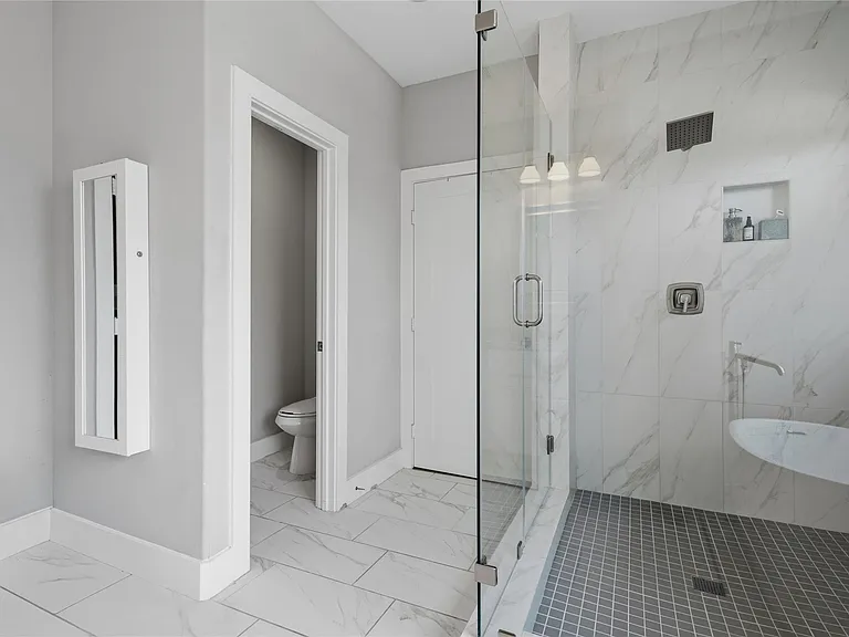 704 Vincent St — Photo 12