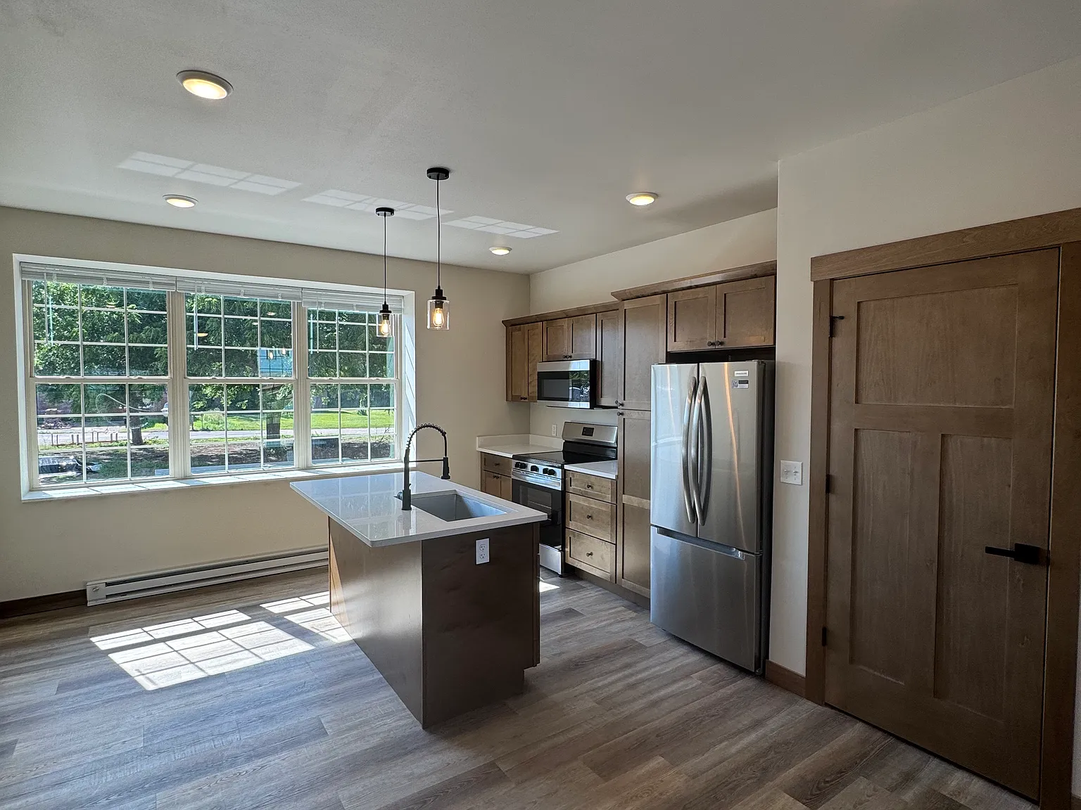 2 bed, 950 sqft, $1,400 — Photo 2