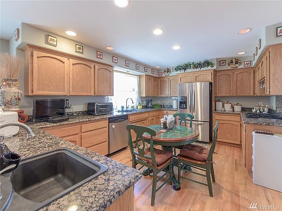 5th image of 18215 Woodbine Dr
