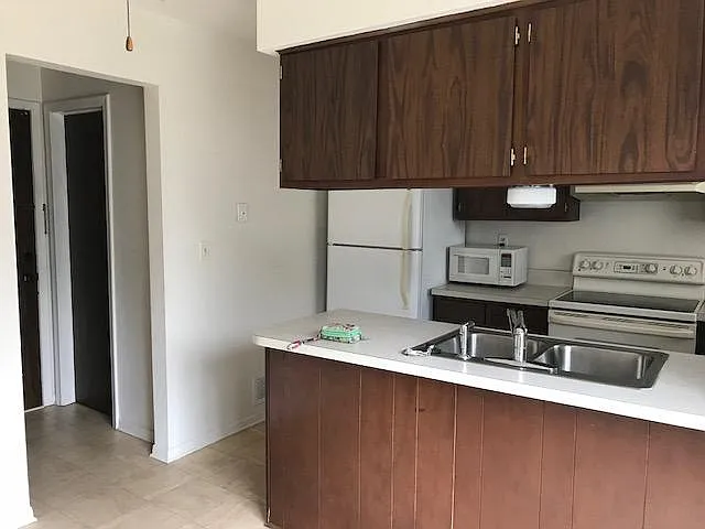 430 Lockmoor Ct — Photo 3