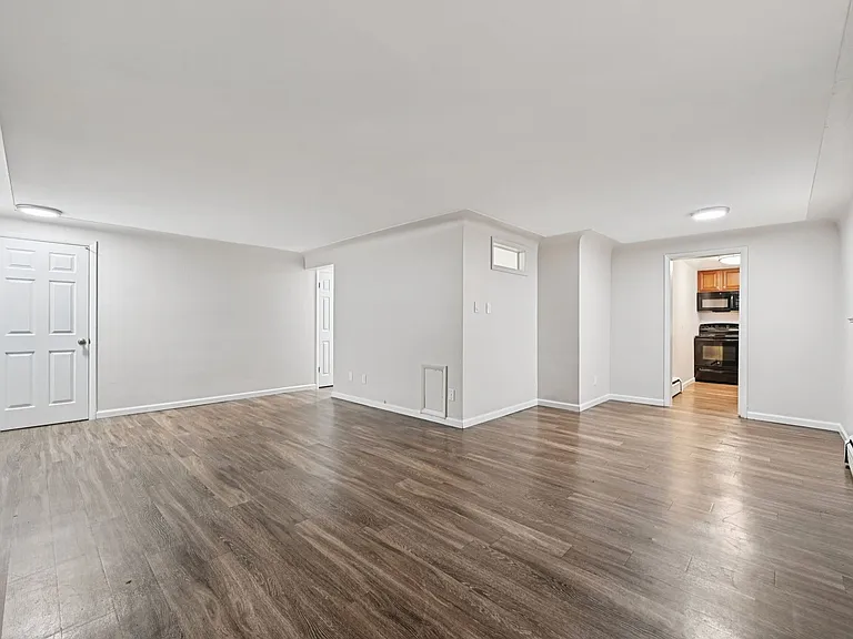 Dahlia Apartments — Photo 5