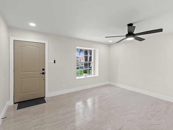 3rd image of 813 Deer Ln