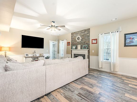 4th image of 1016 Hamlet Dr