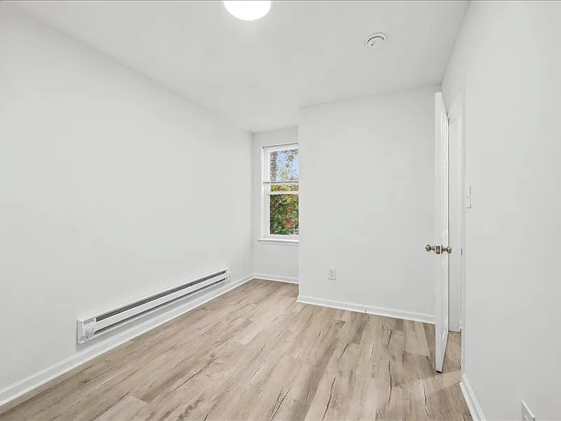 3 bed, 906 sqft, $1,590 — Photo 4
