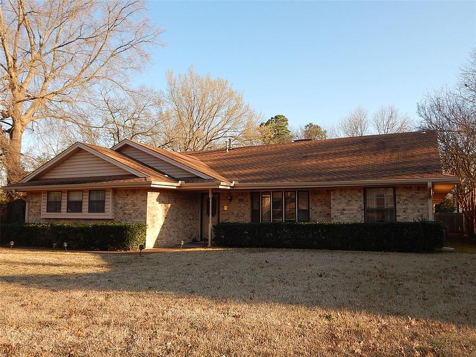 1st image of 1010 Yorkshire Dr