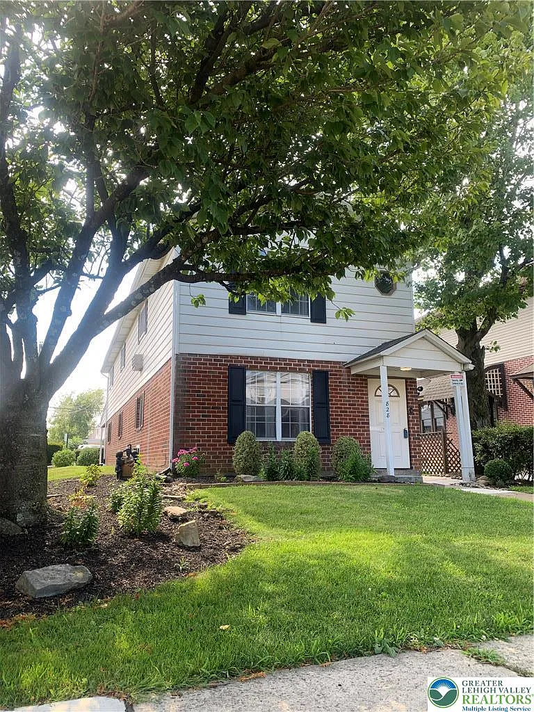 3 bed, 1.5 bath, 1064 sqft, $1,795 — Photo 1